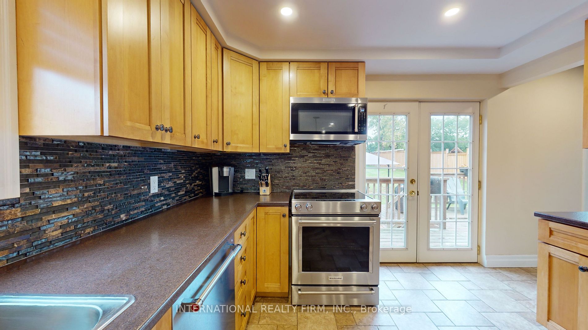 3 Lloyd Street S