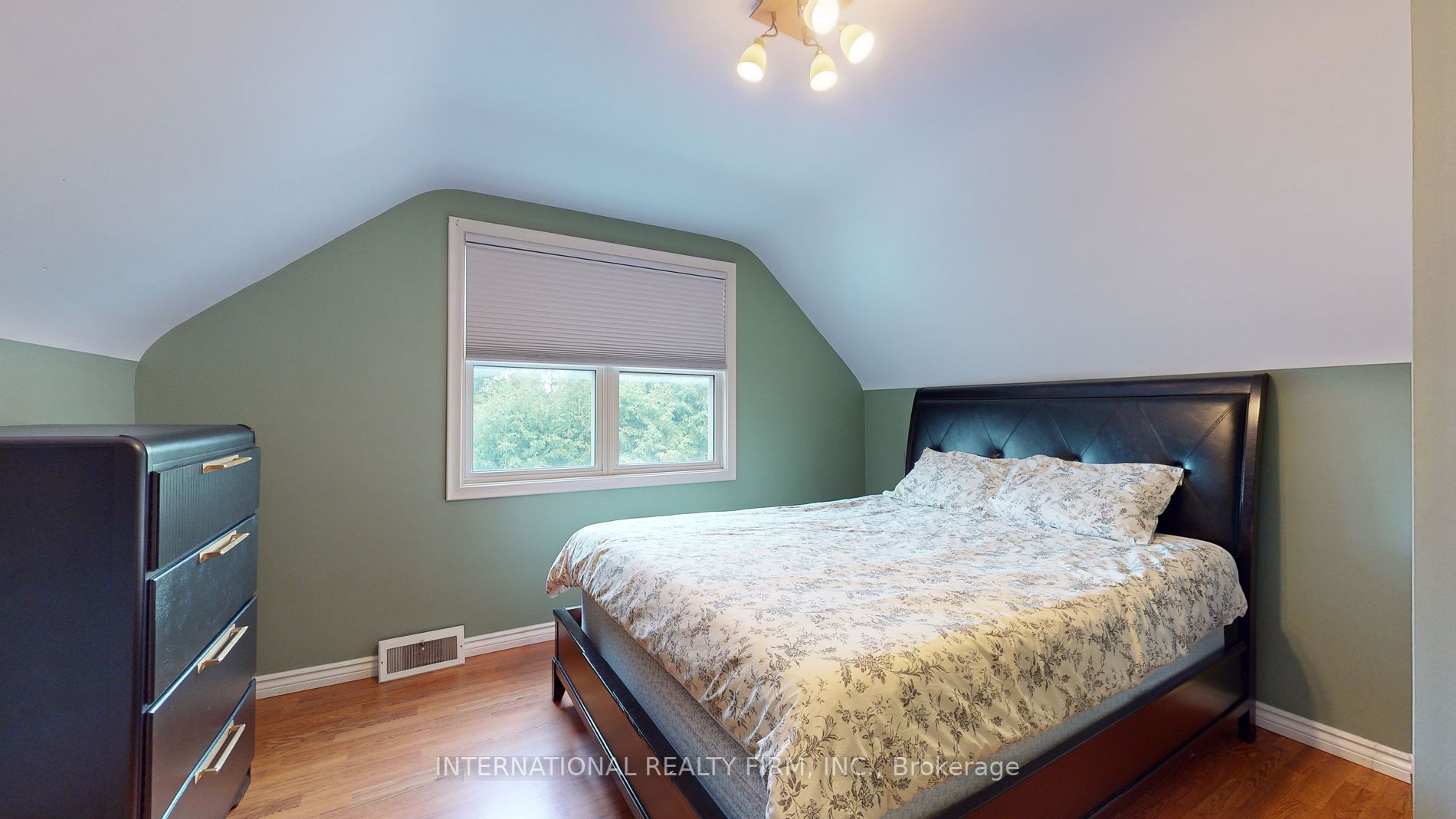 3 Lloyd Street S