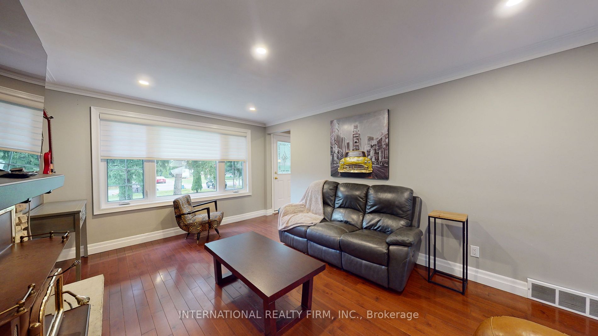 3 Lloyd Street S