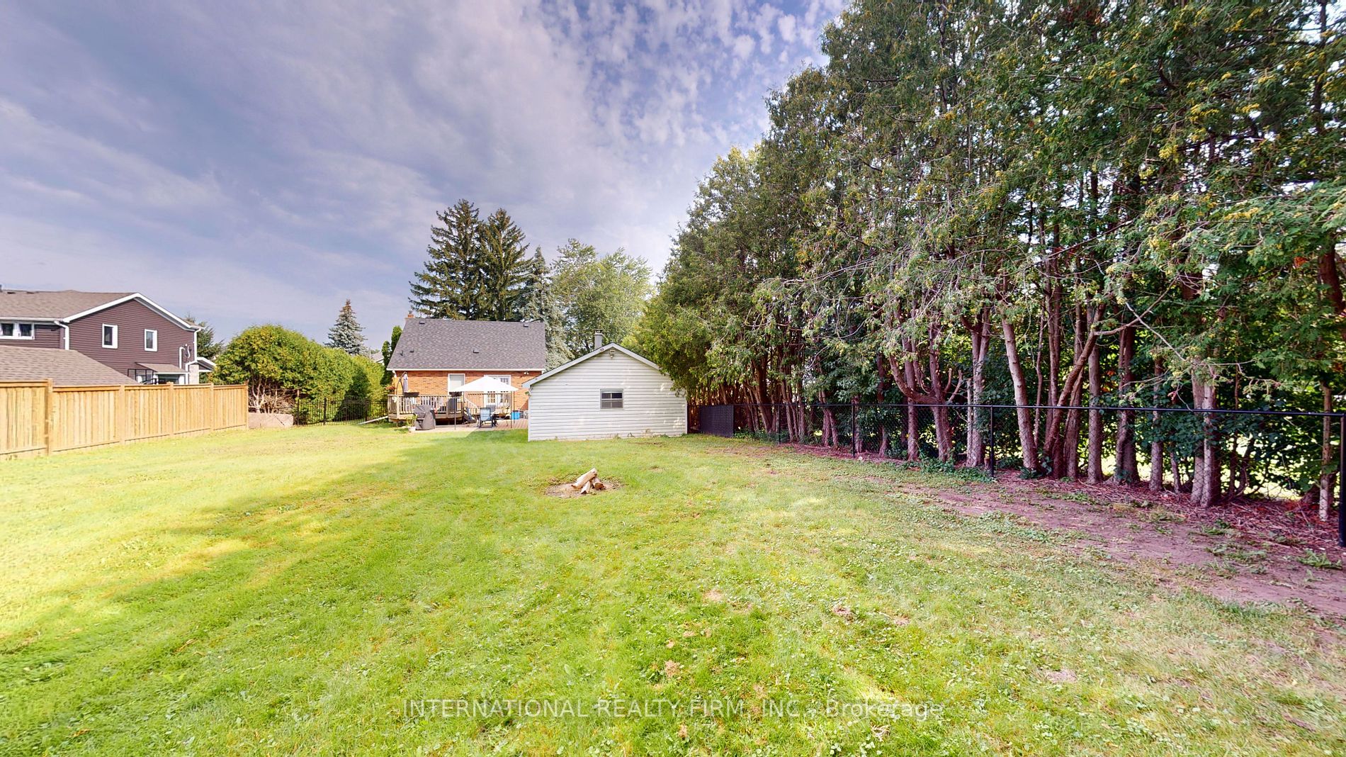 3 Lloyd Street S