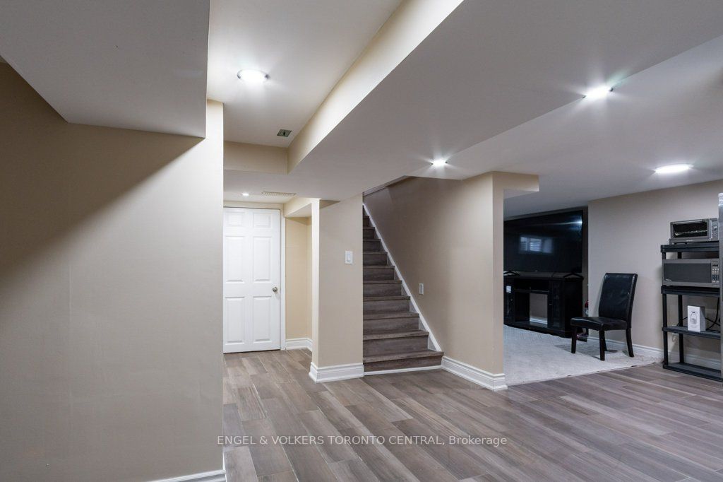 1628 Rossland Road E