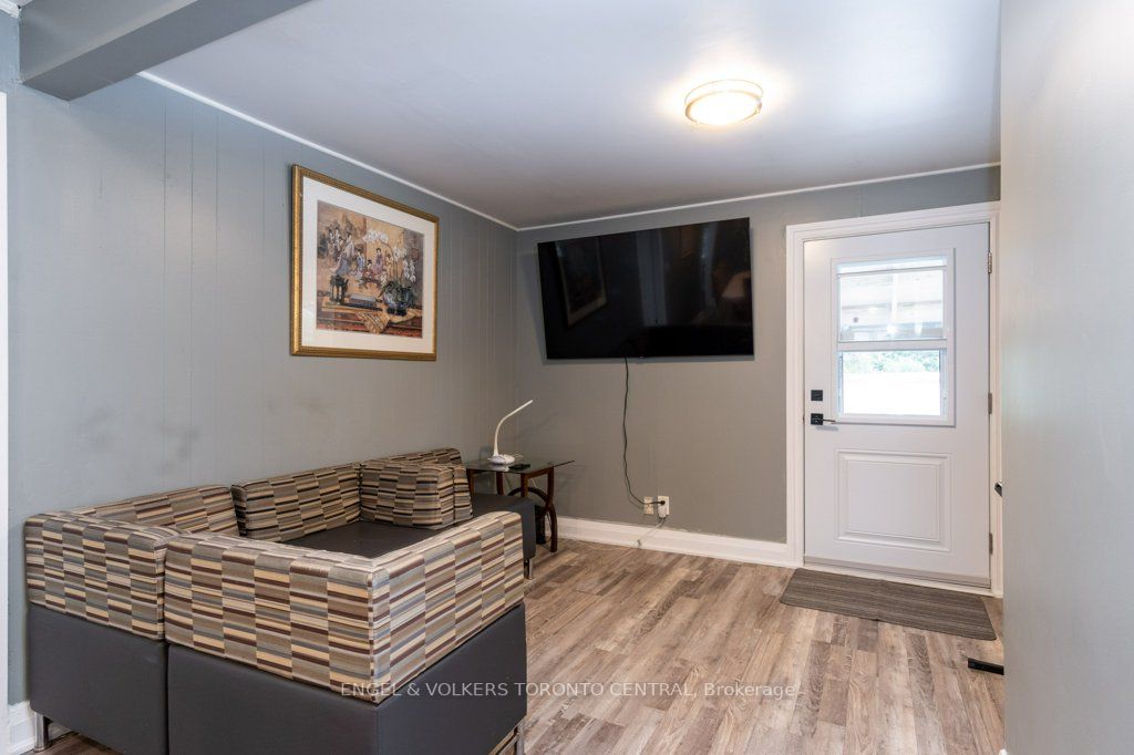 1628 Rossland Road E