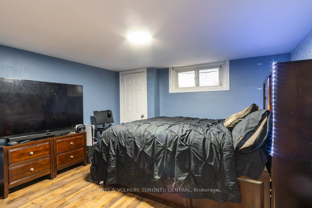 1628 Rossland Road E