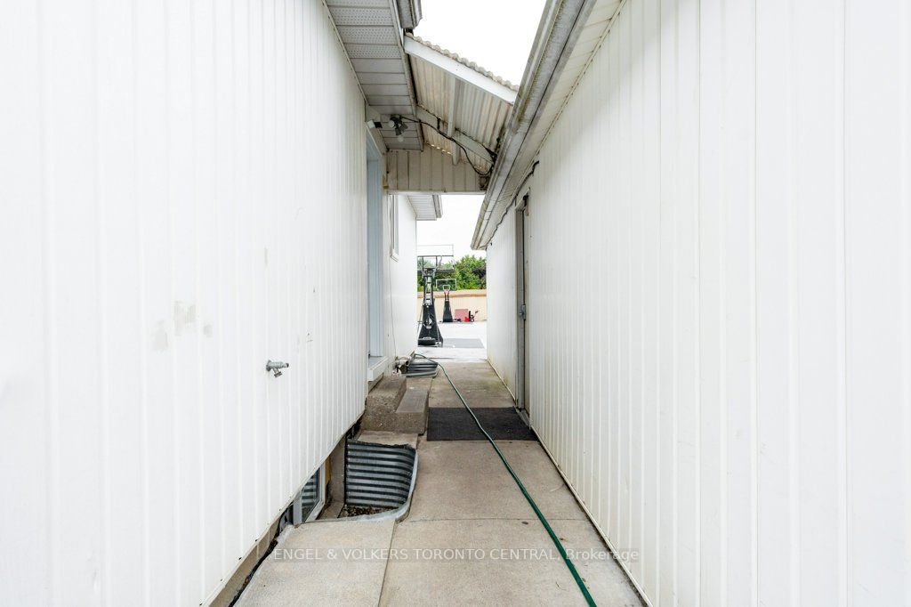 1628 Rossland Road E
