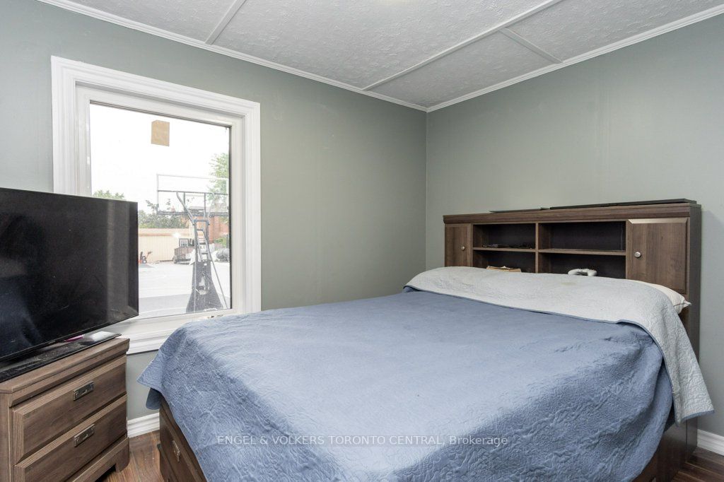 1628 Rossland Road E