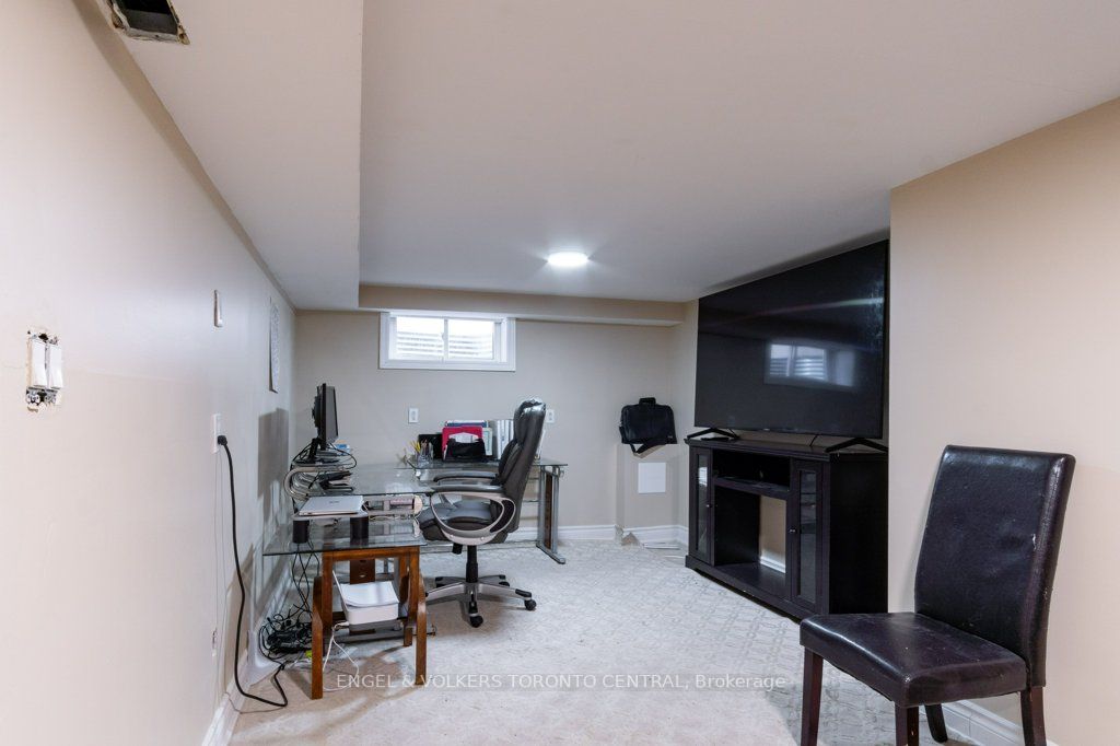 1628 Rossland Road E