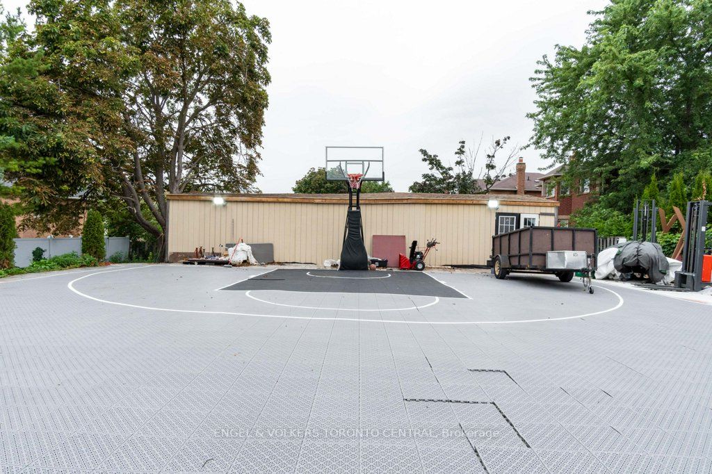 1628 Rossland Road E