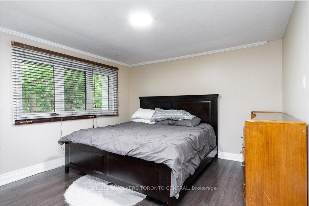 1628 Rossland Road E