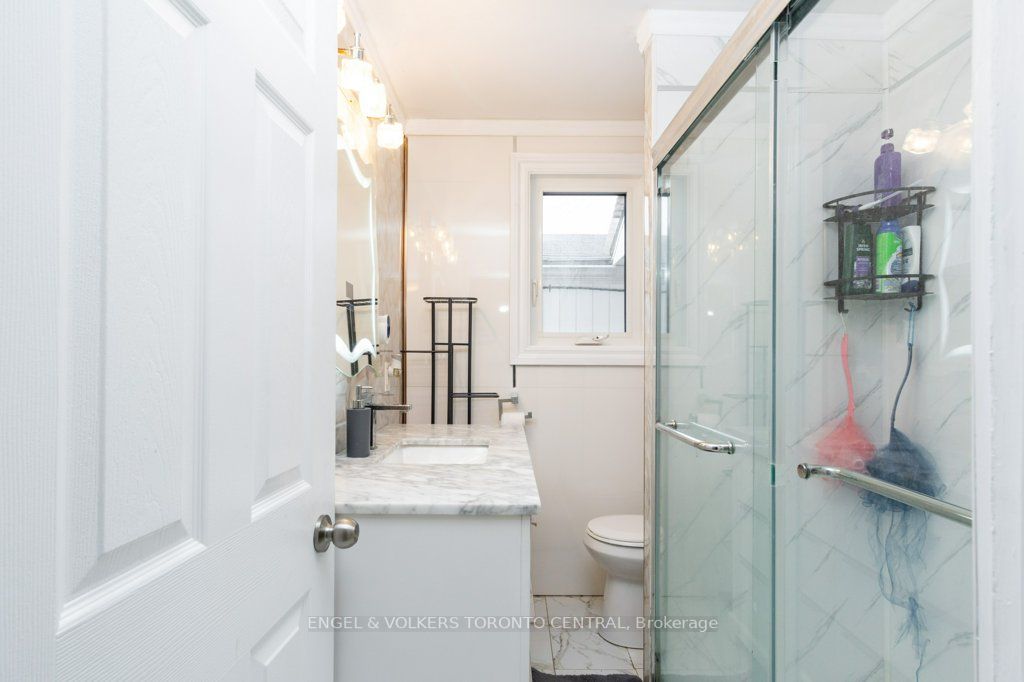 1628 Rossland Road E
