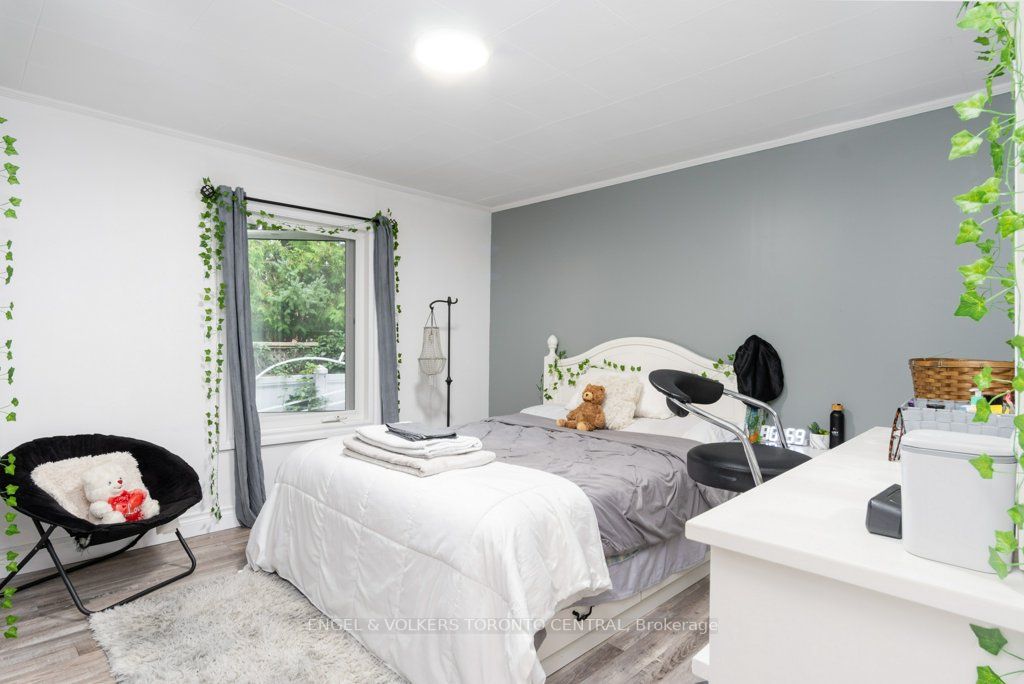 1628 Rossland Road E