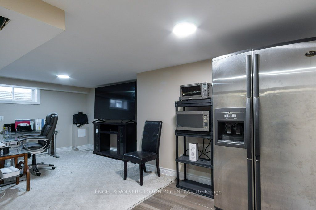 1628 Rossland Road E