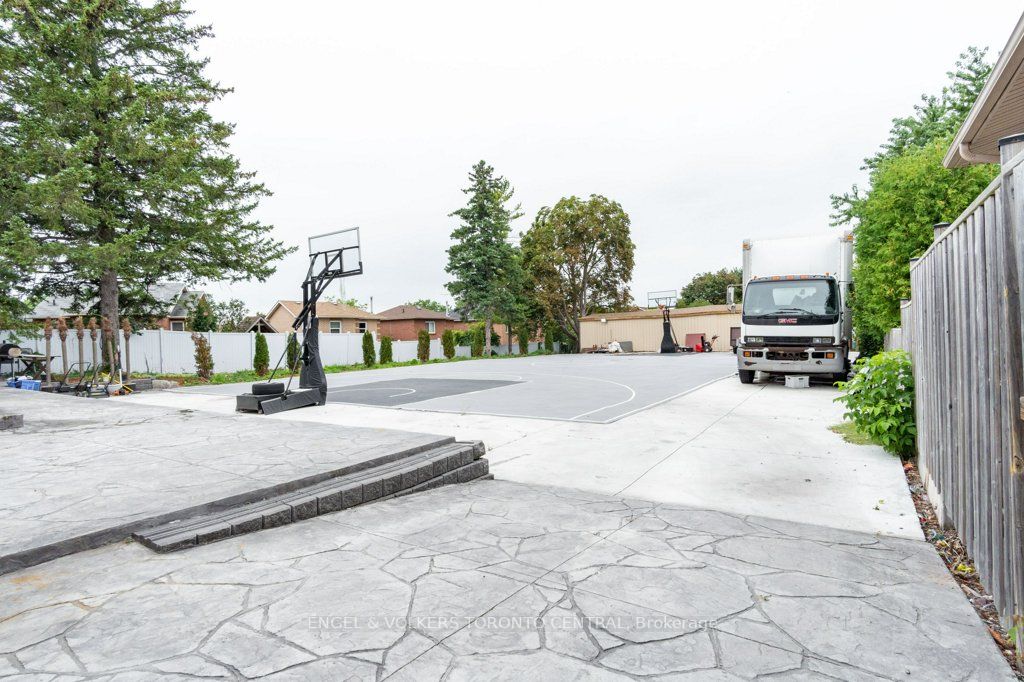 1628 Rossland Road E