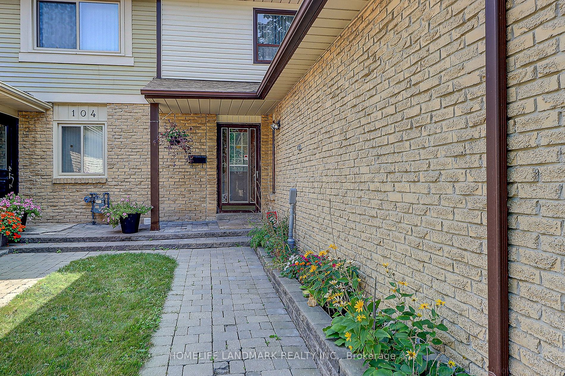 106 Red River Crescent E