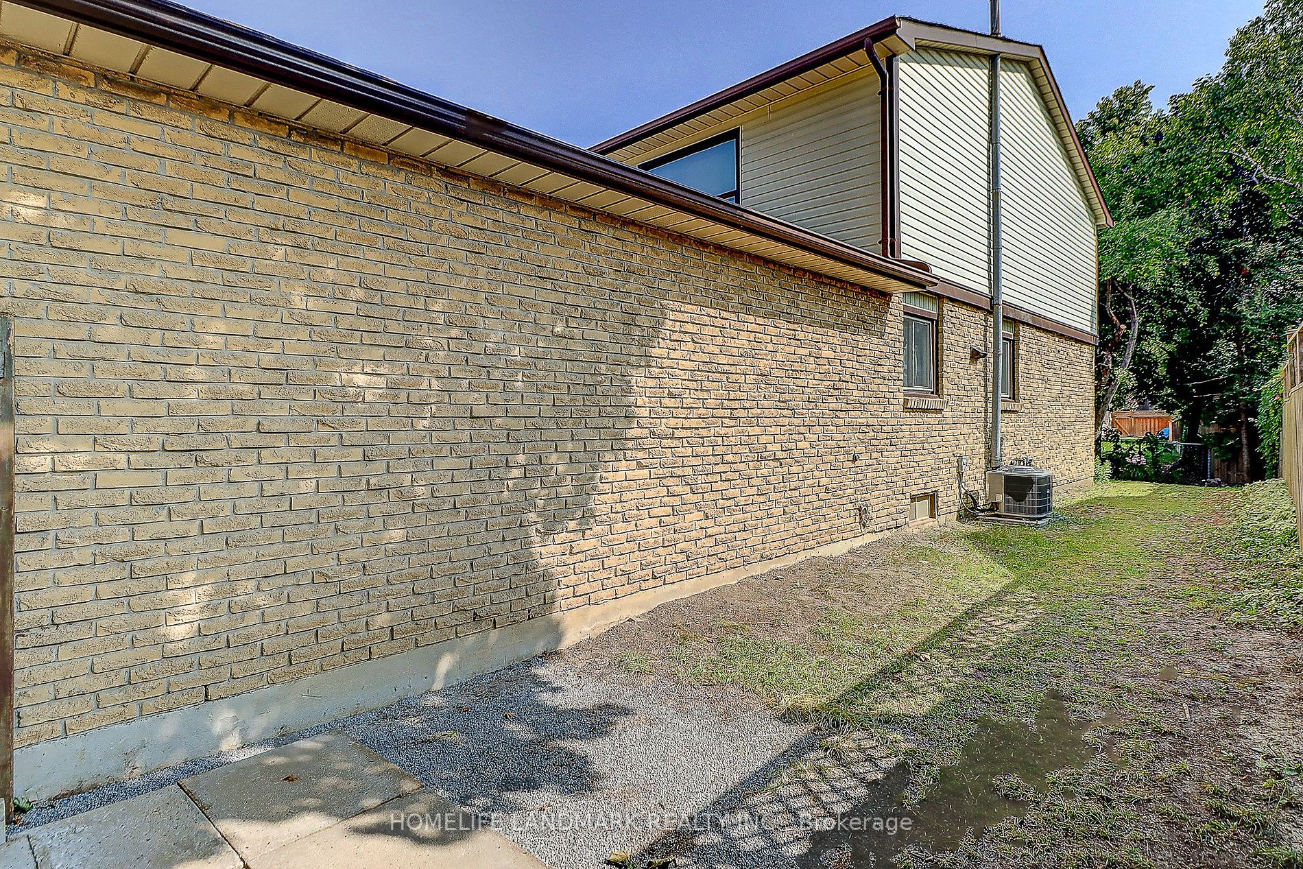 106 Red River Crescent E