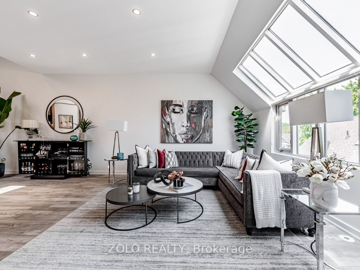 1842 Queen St E, #304