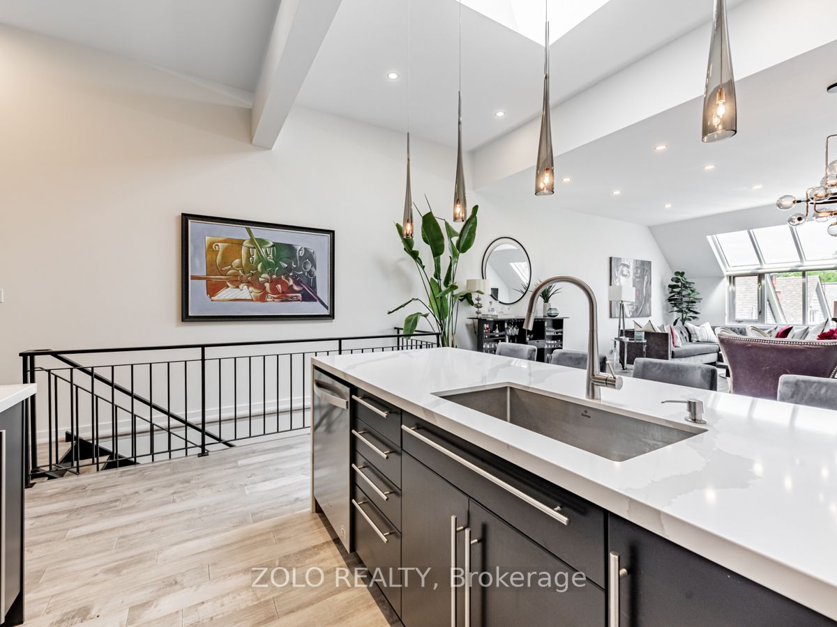 1842 Queen St E, #304