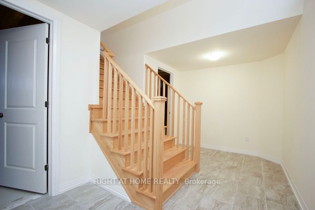 38 Waterbury Cres