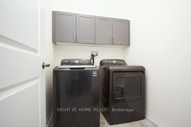 38 Waterbury Cres