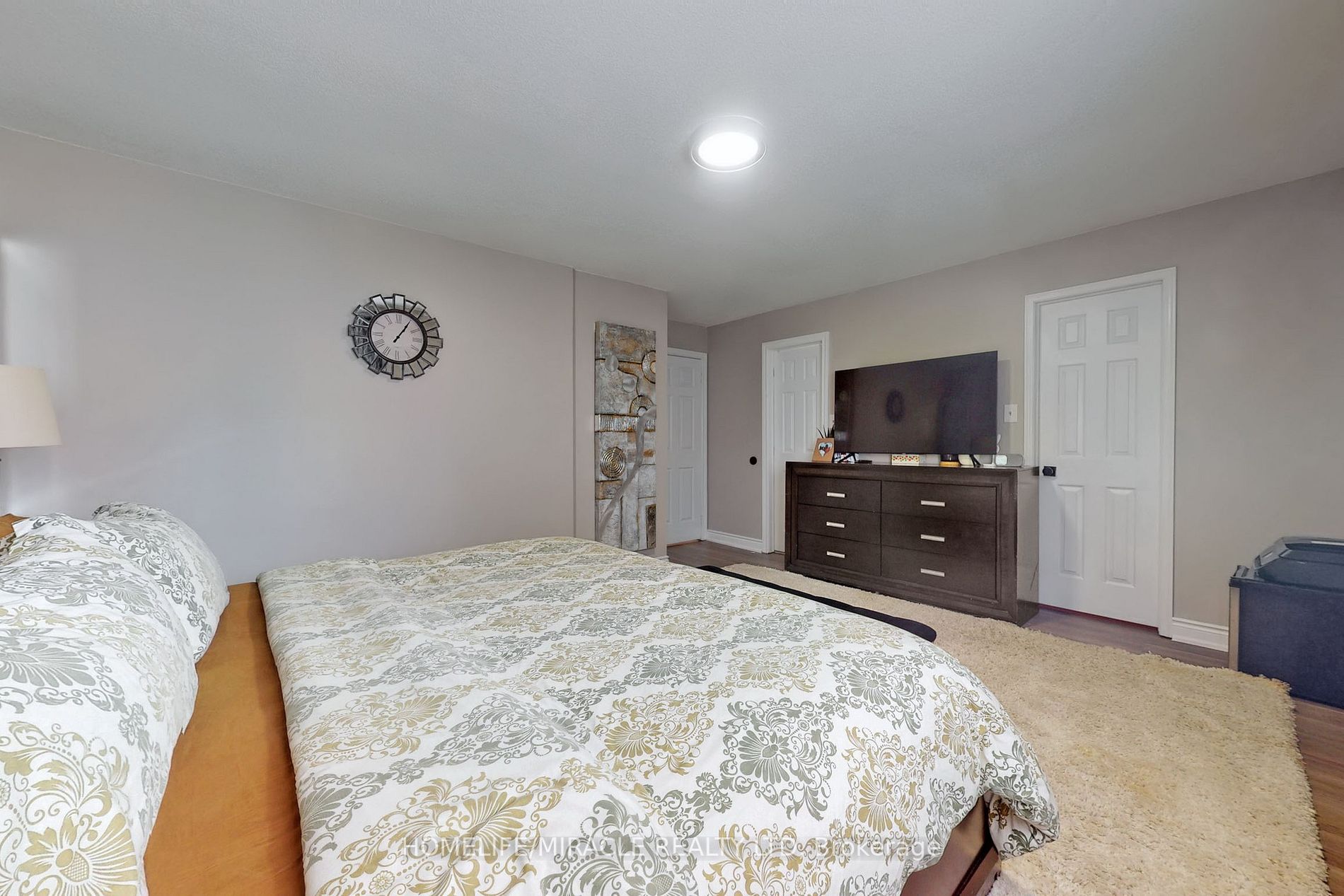 310 Bristol Cres E