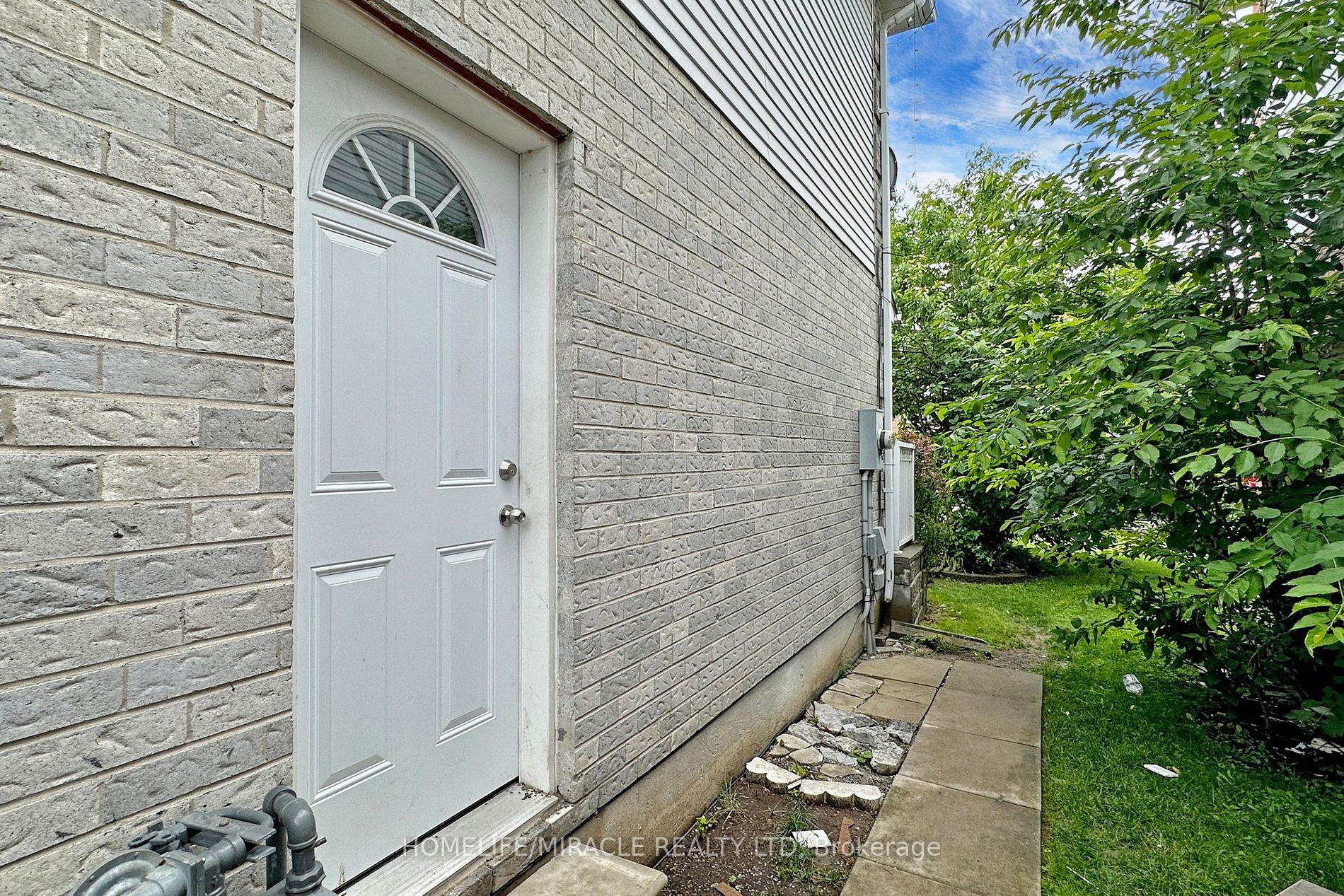 310 Bristol Cres E