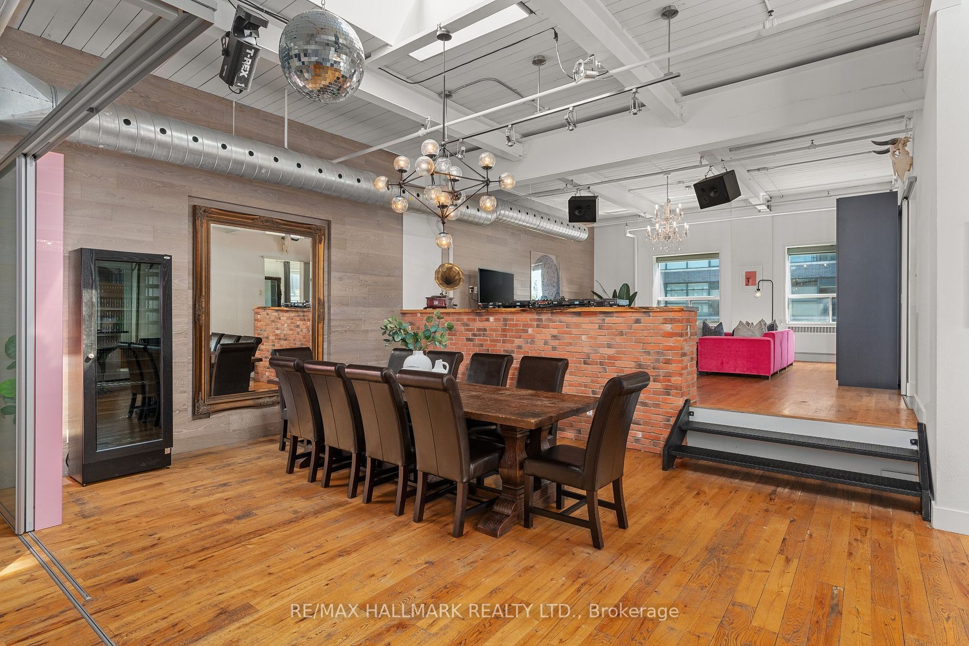 326 Carlaw Ave, #203