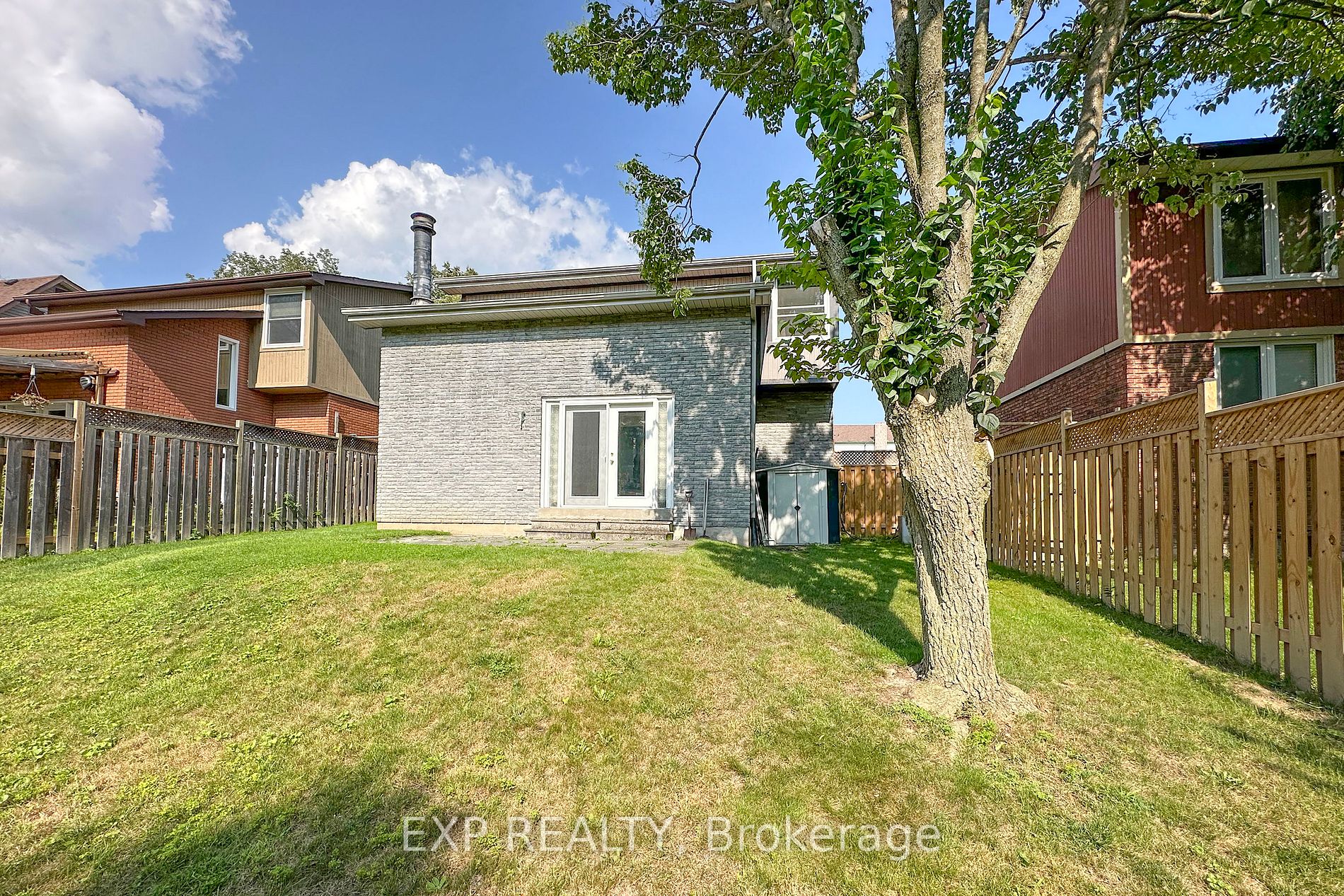 452 Camelot Dr