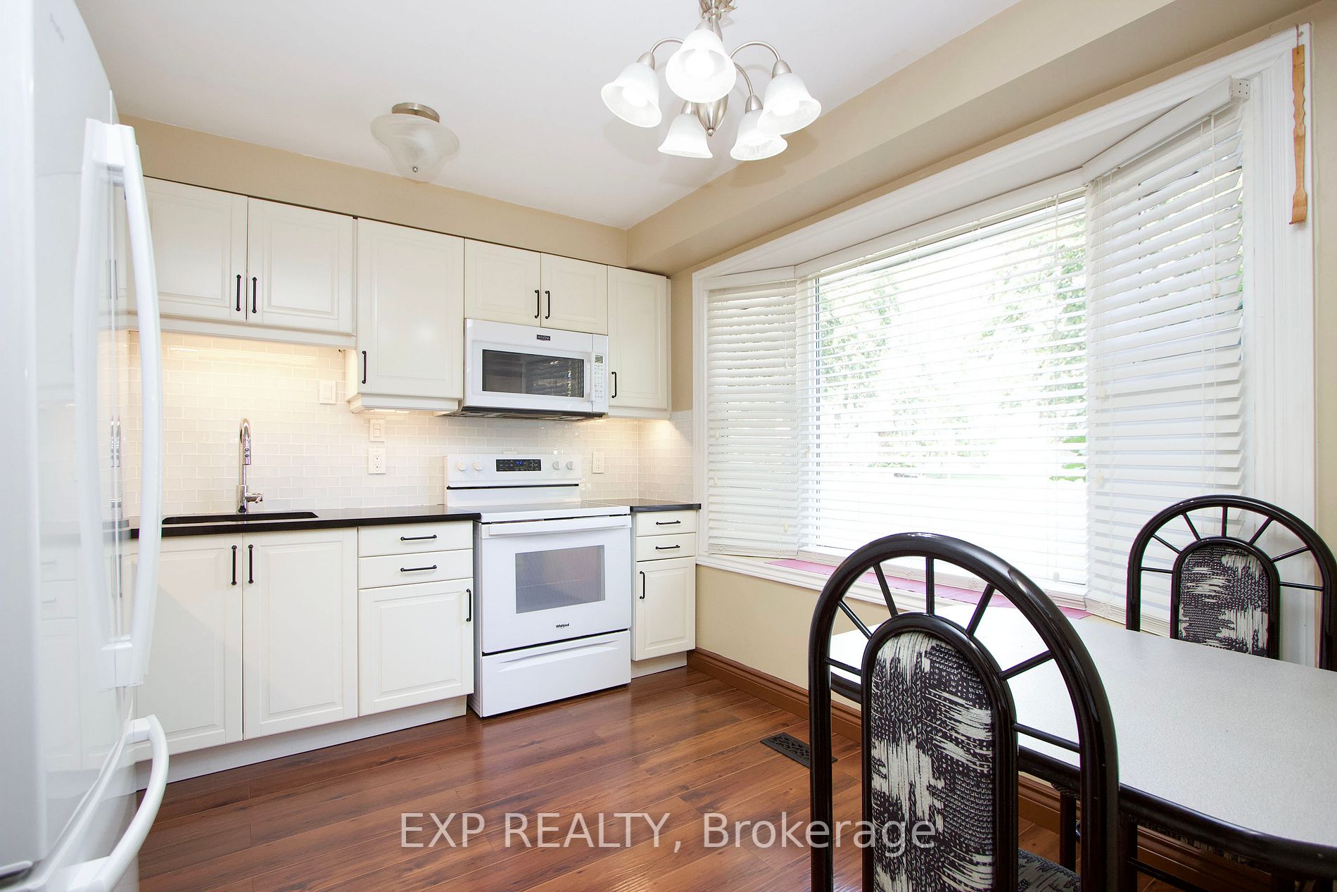 452 Camelot Dr