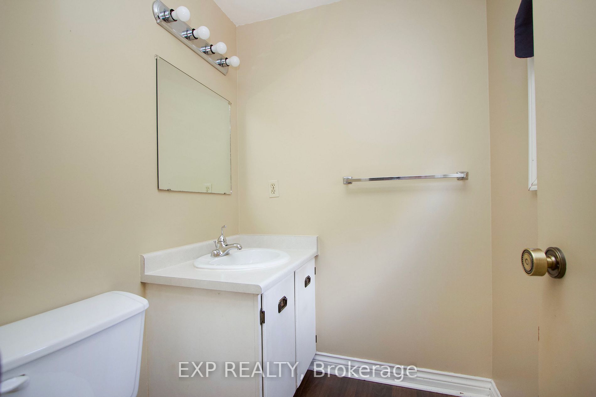 452 Camelot Dr