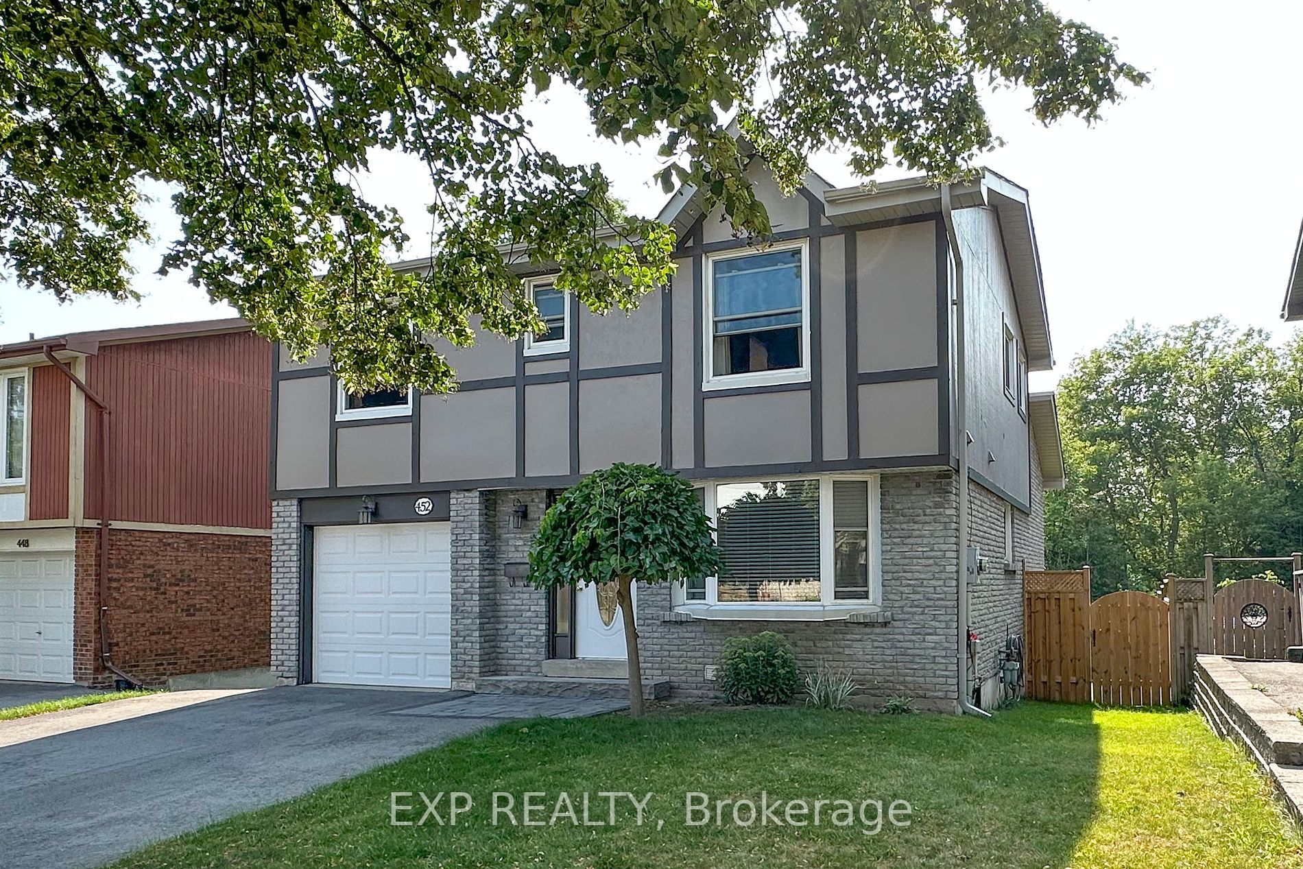 452 Camelot Dr