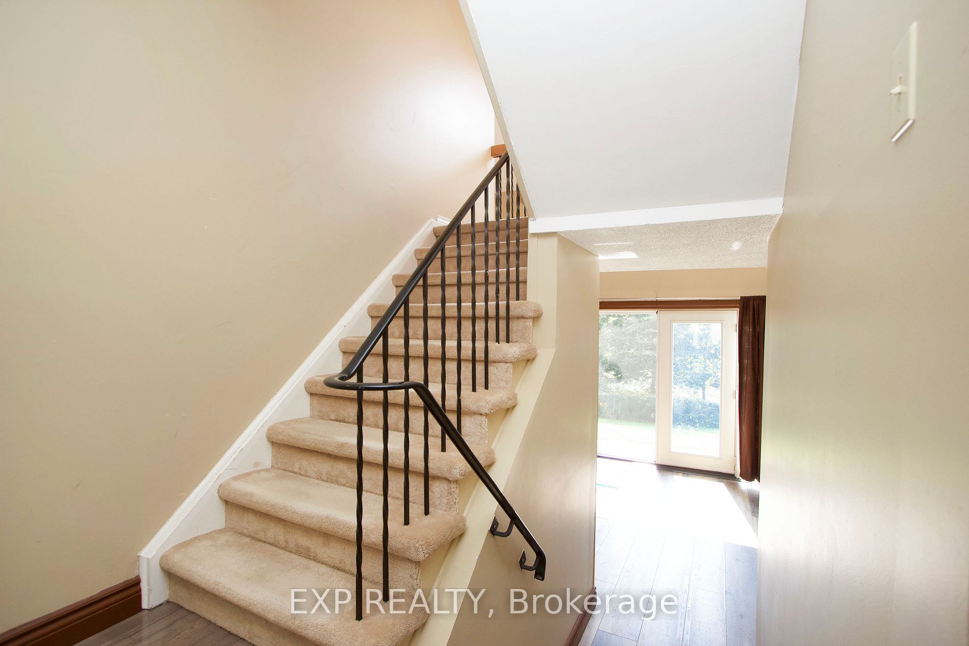 452 Camelot Dr