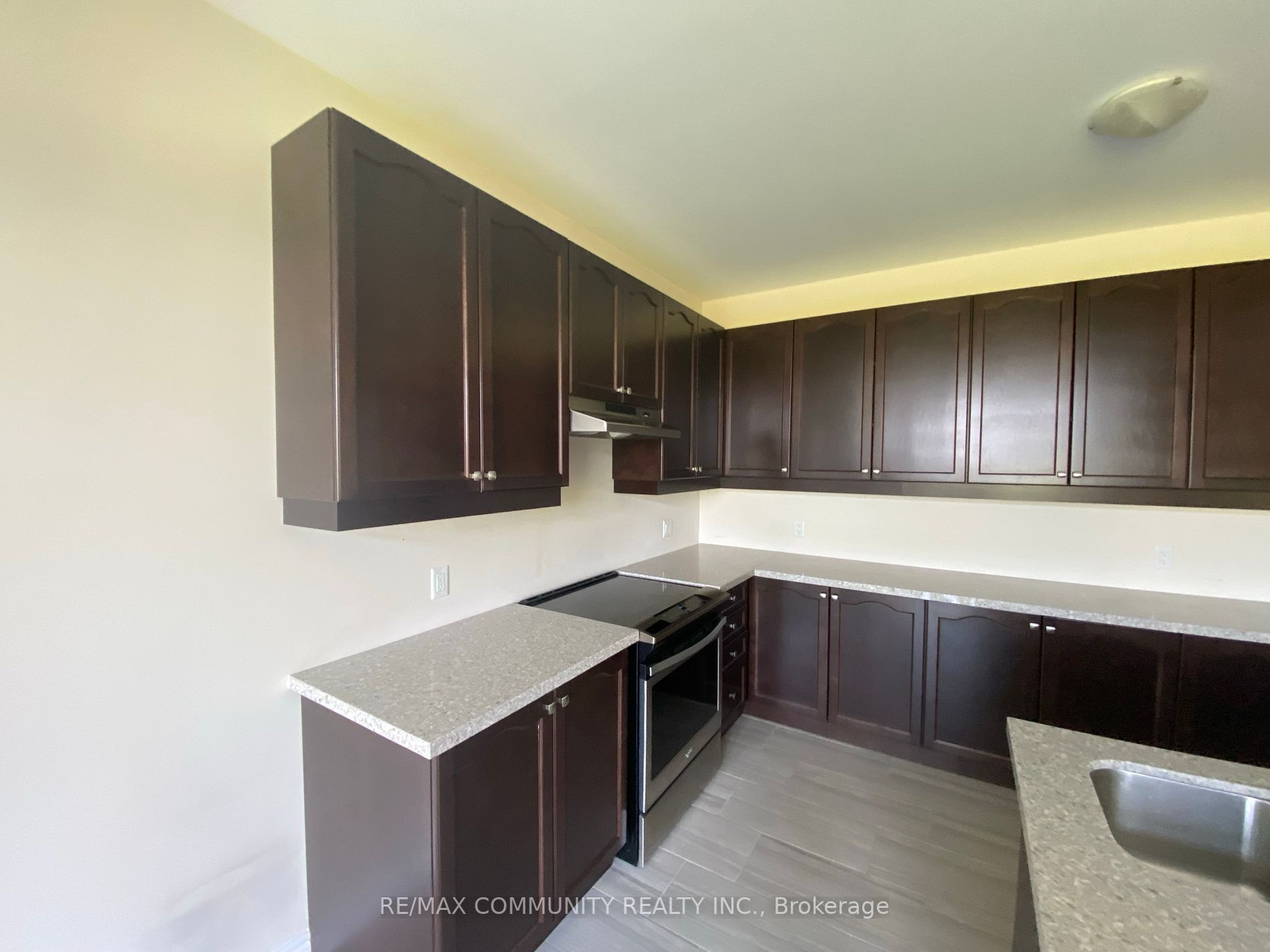 226 Crombie St