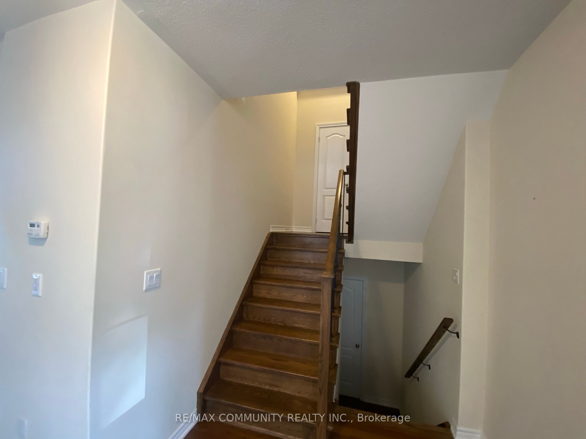 226 Crombie St