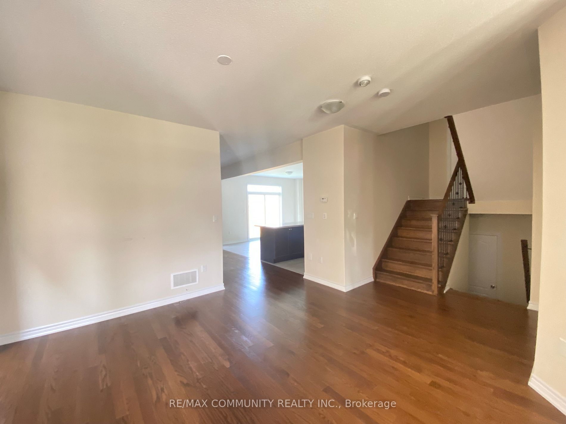 226 Crombie St