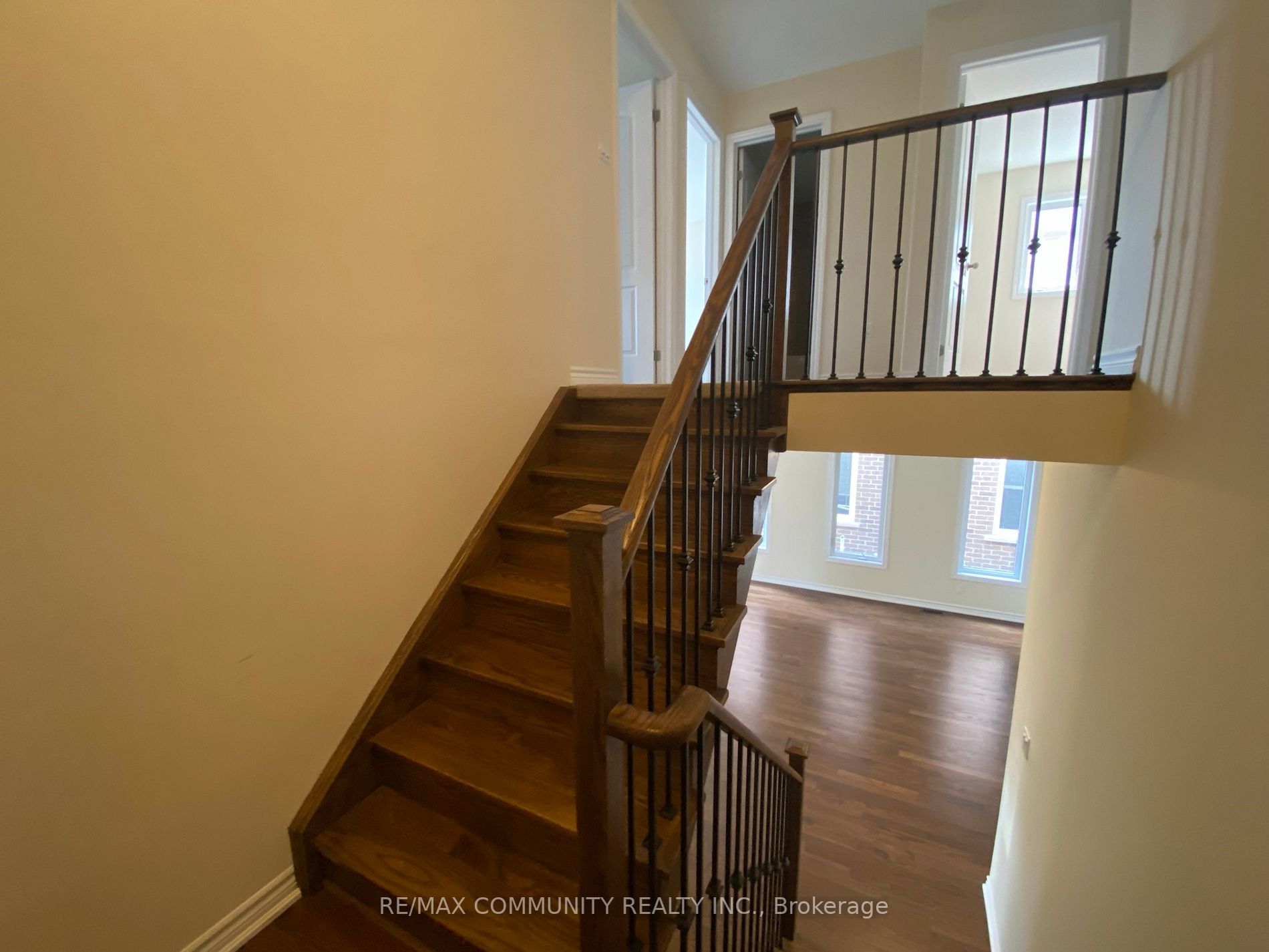 226 Crombie St