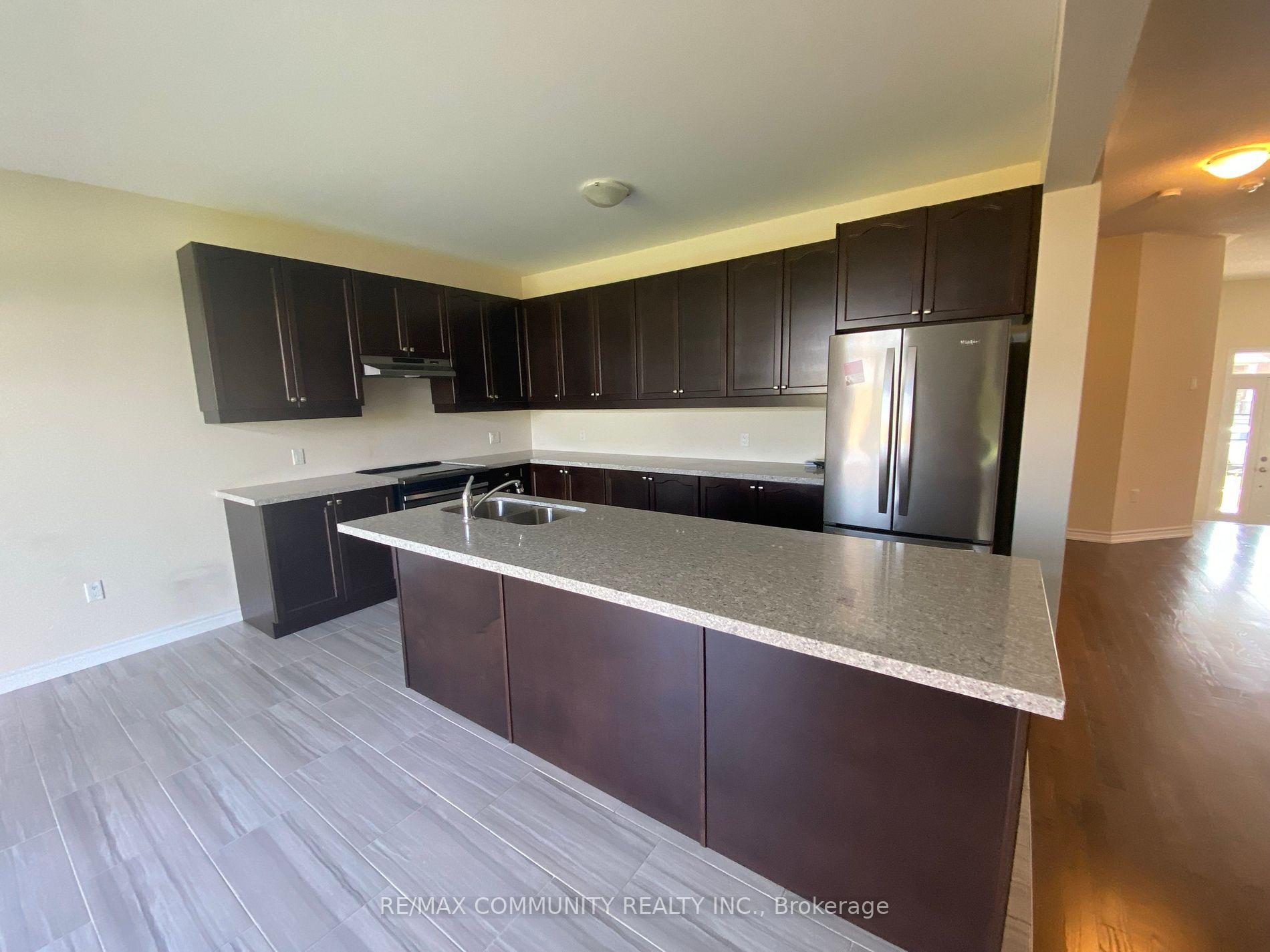 226 Crombie St