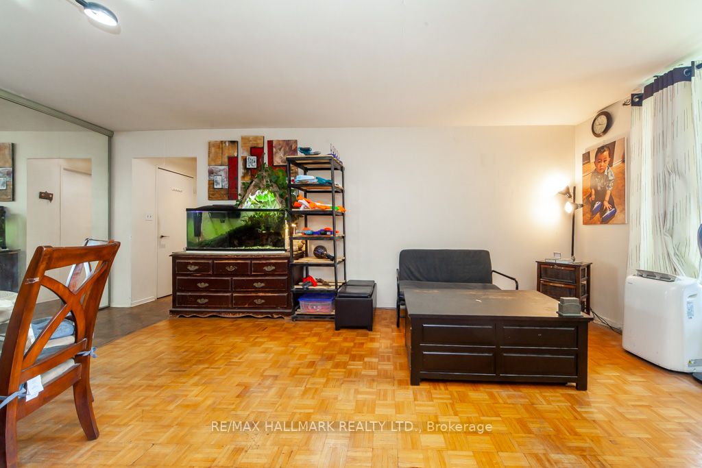 1 Massey Sq, #418