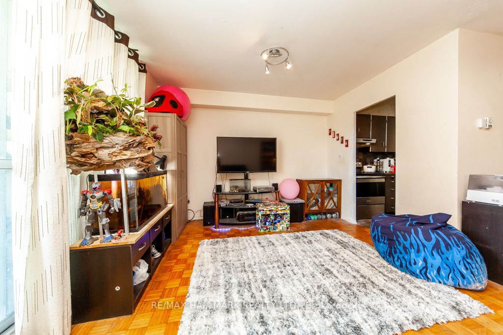 1 Massey Sq, #418