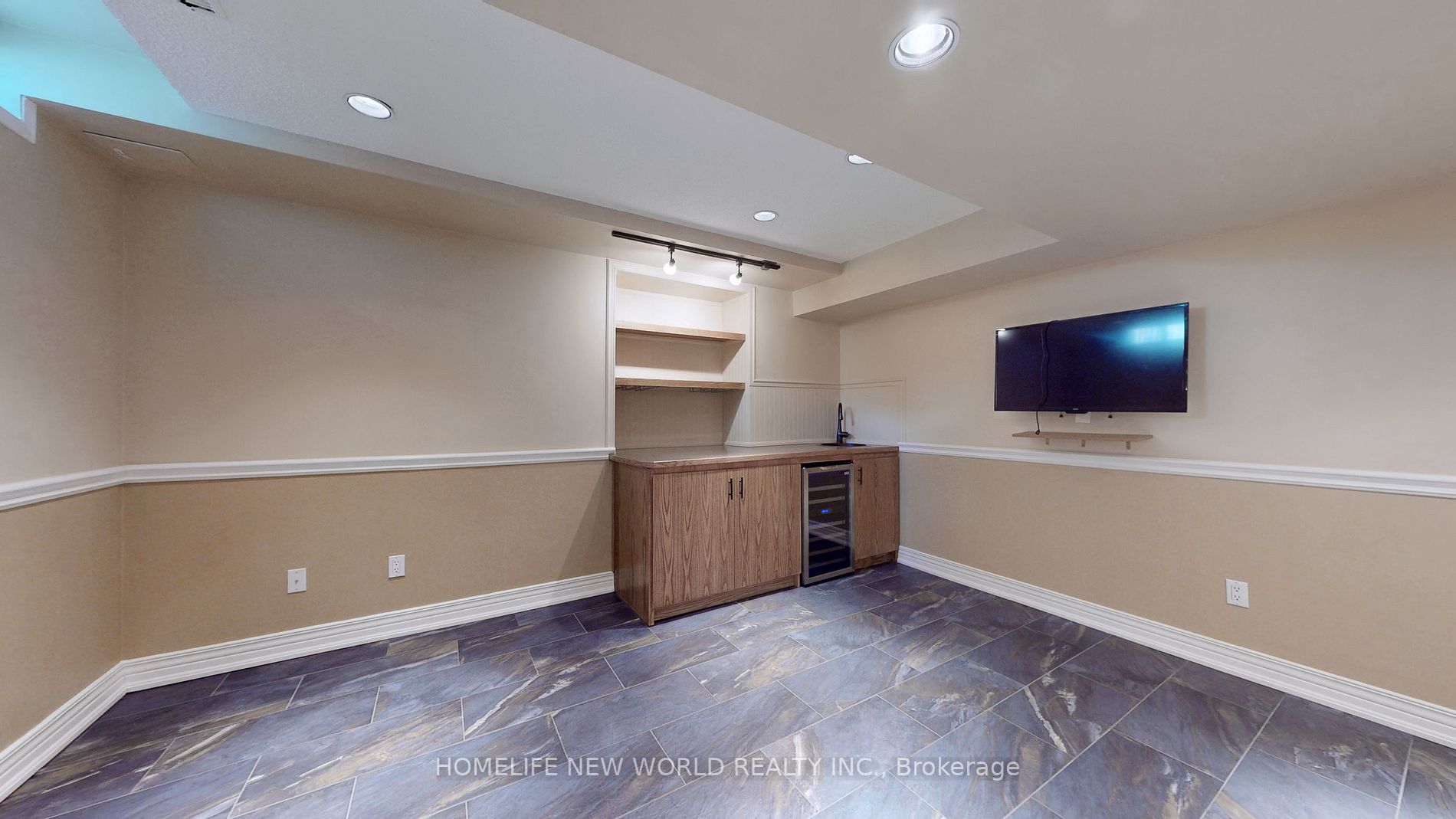 883 Darwin Dr