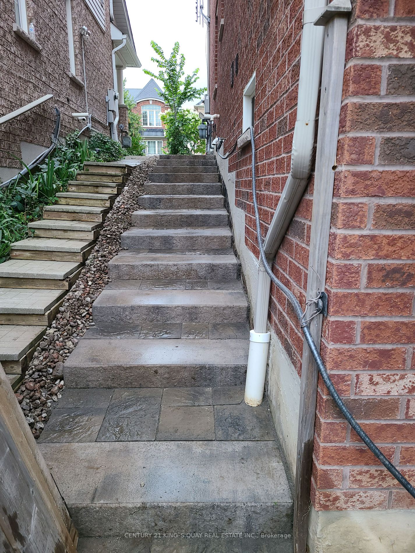 27 Watersplace Ave