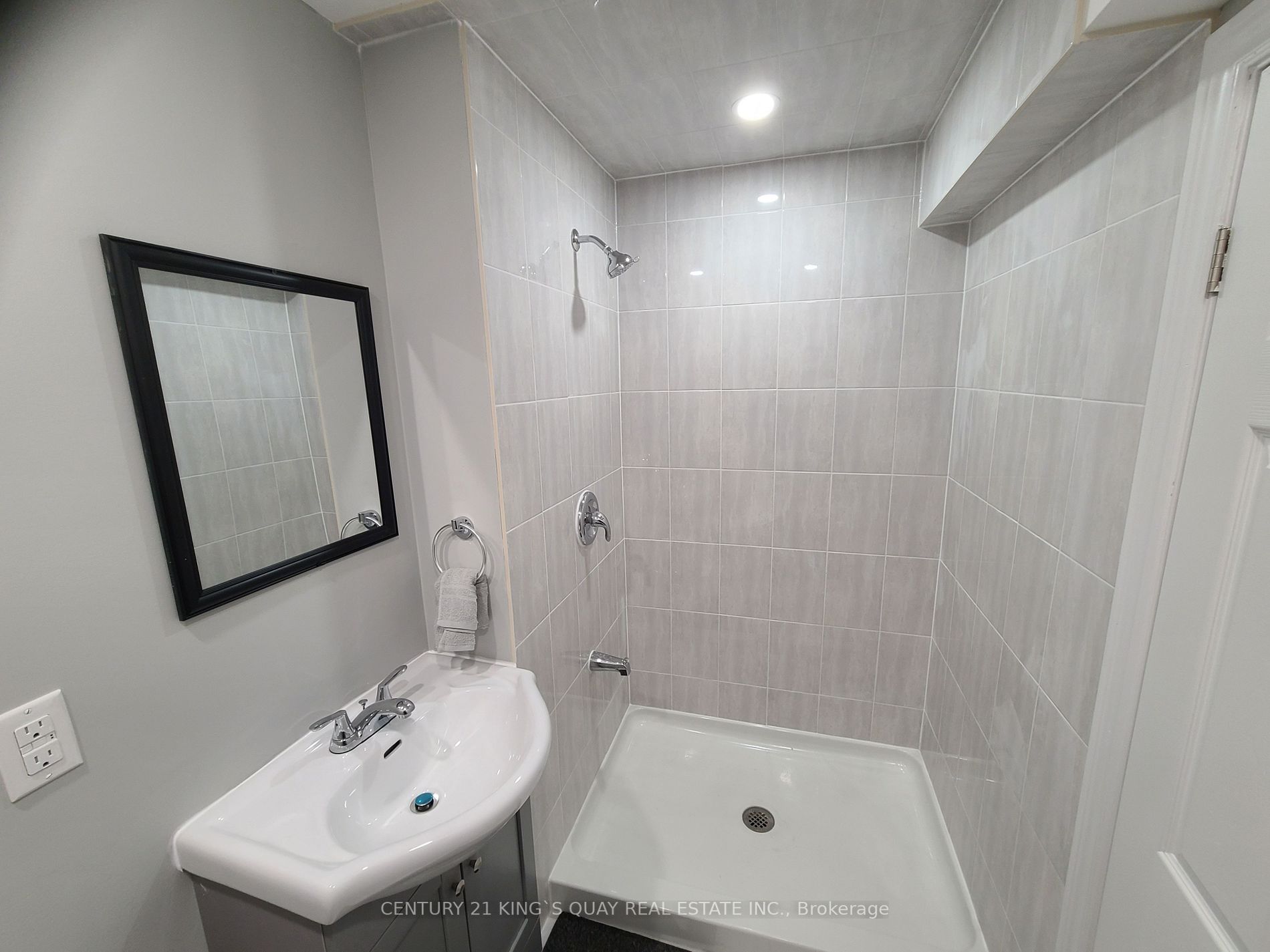 27 Watersplace Ave