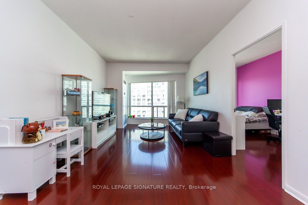 18 Lee Centre Dr, #Ph208