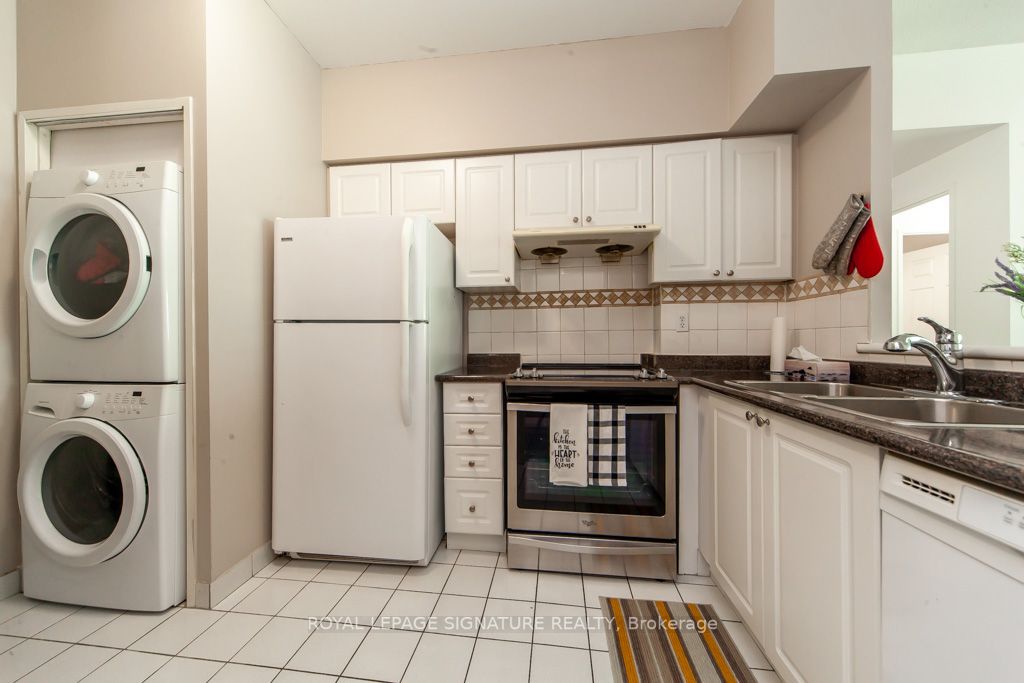 18 Lee Centre Dr, #Ph208