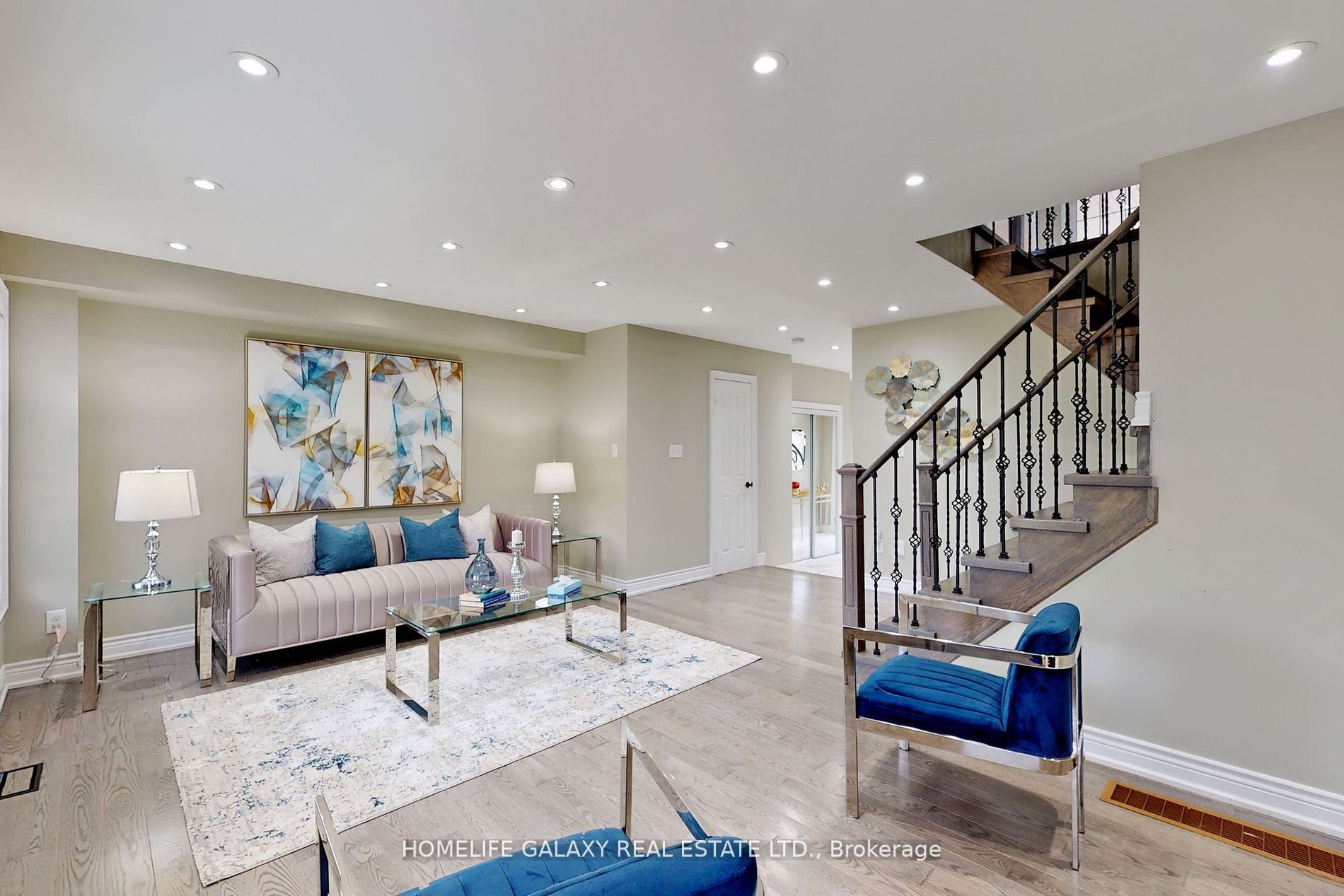 856 Audley Rd N