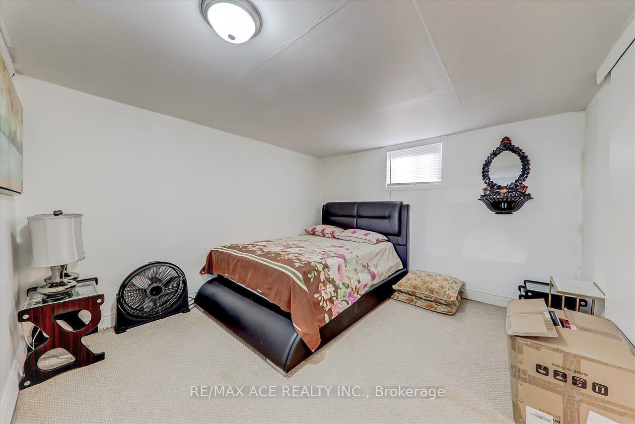 1366 Warden Ave