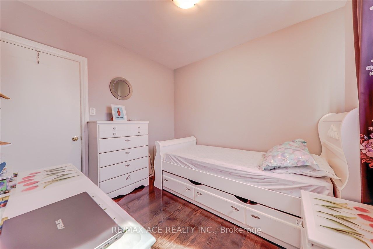 1366 Warden Ave