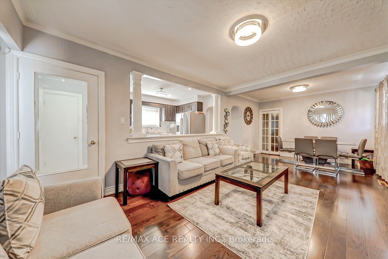 1366 Warden Ave