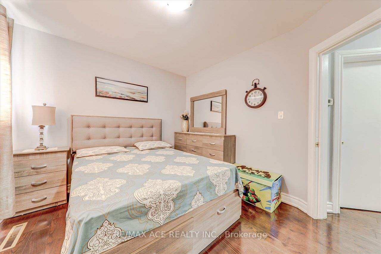 1366 Warden Ave