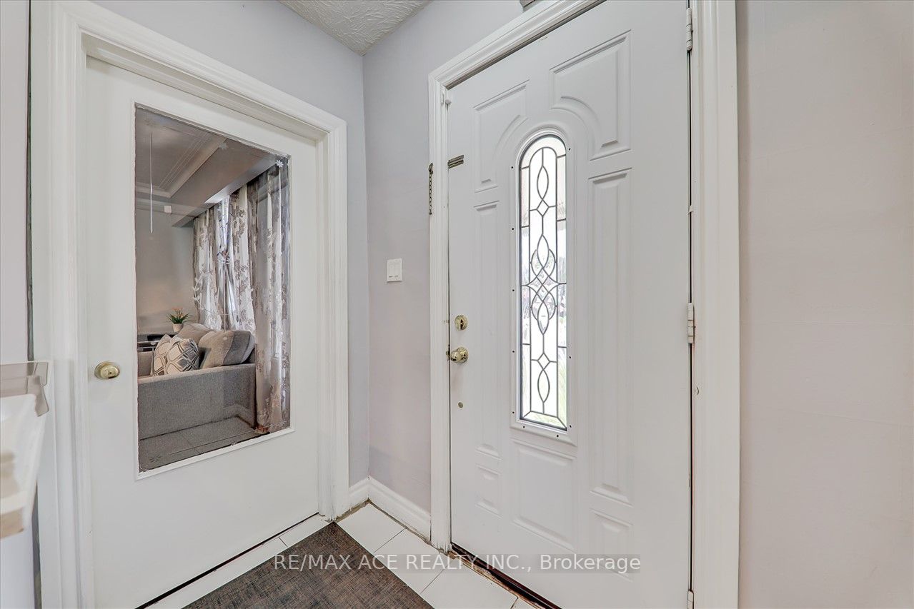1366 Warden Ave