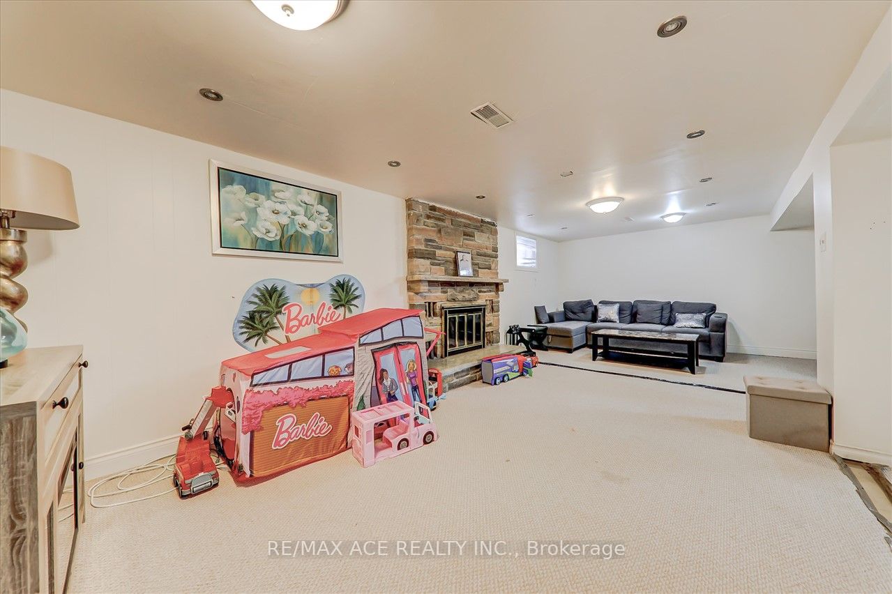 1366 Warden Ave