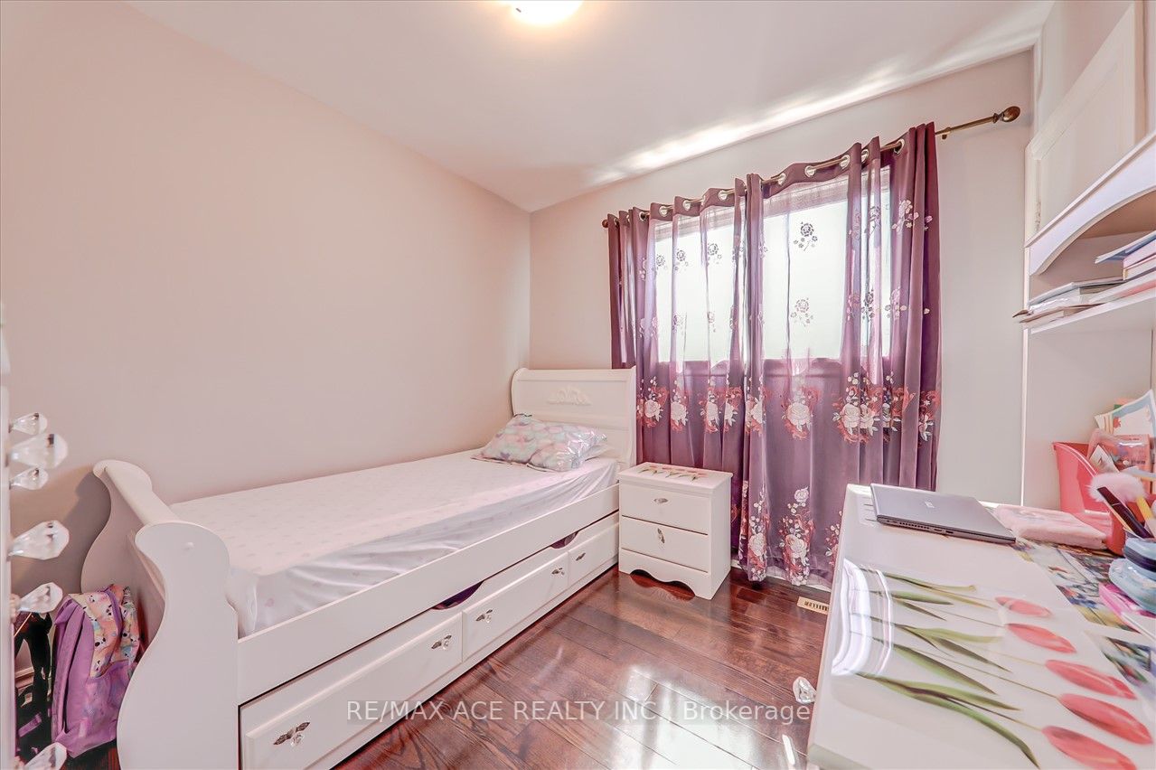 1366 Warden Ave